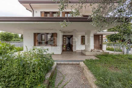 Foto Villa bifamiliare in Via Montello 68, Pordenone di 313 m² in vendita