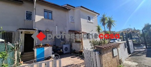 Foto Villa a schiera in lercarafriddi, Pomezia di 120 m² con 4 locali