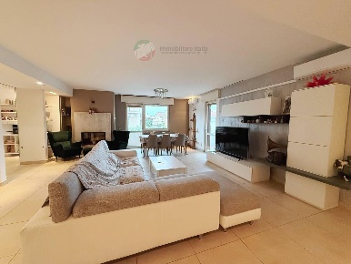 Foto Appartamento a San Giovanni in Marignano Centro di 285 m² con 7 locali