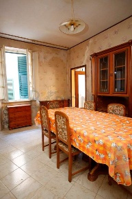 Foto Appartamento in via angelini, Massa Centro di 126 m² con 5 locali