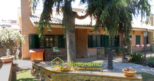 Foto Villa a schiera in Via monasterace 43, Roma Morena di 100 m²