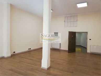 Foto Negozio in via Vigone 7, Pinerolo Centro di 85 m² con 2 locali