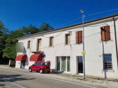 Foto Negozio in Via Ravenna, Ferrara Comacchio di 152 m² con 1 locali