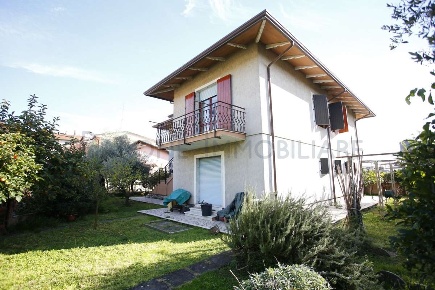Foto Villa unifamiliare in via brigate partgiane, Carrara di 180 m²