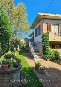 Foto Villa unifamiliare in via della bassa, Carrara Avenza di 200 m²