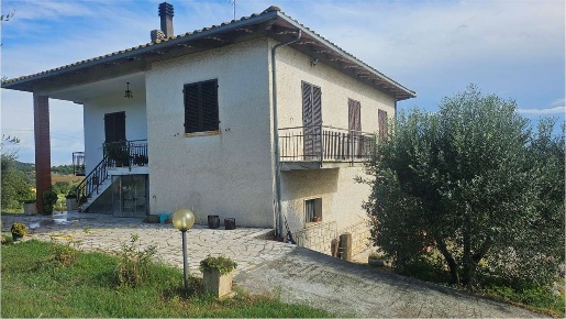 Foto Casa indipendente a Lucignano di 230 m² con 7 locali in vendita