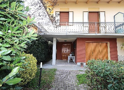 Foto Villa bifamiliare a Lugo di 180 m² con 8 locali in vendita