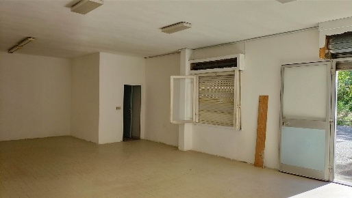 Foto Locale commerciale a Collesalvetti Stagno di 260 m² con 2 locali