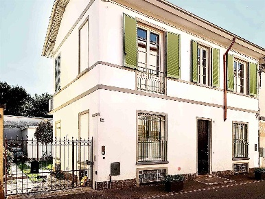 Foto Villa unifamiliare in via Randaccio, Saronno di 230 m² con 6 locali
