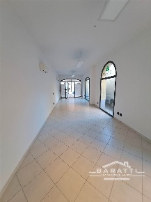 Foto Negozio a Mirandola Centro di 54 m² con 1 locali in affitto