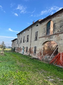 Foto Rustico a Suzzara di 480 m² con 7 locali in vendita