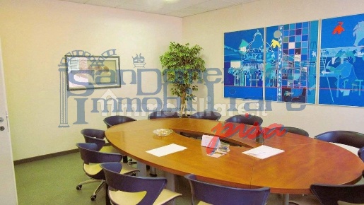 Foto Ufficio a Pisa Santa Maria di 201 m² con 10 locali in vendita