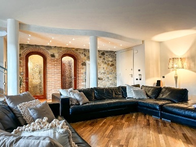 Foto Villa unifamiliare a Cascina Semicentro di 400 m² con 11 locali