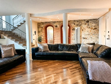 Foto Villa unifamiliare a Cascina Semicentro di 320 m² con 11 locali