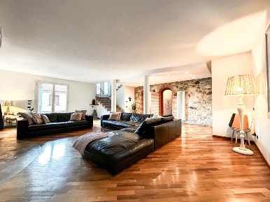 Foto Villa unifamiliare a Cascina Semicentro di 400 m² con 11 locali