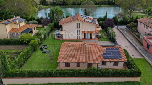 Foto Villa unifamiliare a Cascina Semicentro di 400 m² con 11 locali