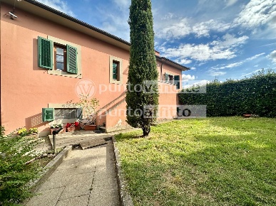 Foto Casa indipendente a Capannori Marlia di 160 m² con 6 locali in vendita