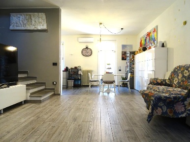 Foto Casa indipendente a Prato Villa Fiorita di 143 m² con 7 locali