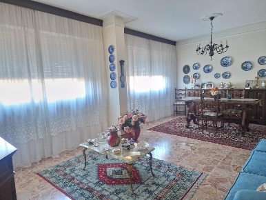 Foto Appartamento a Carrara Centro di 110 m² con 5 locali in vendita