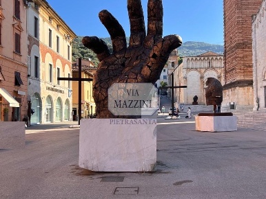 Foto Attività commerciale a Pietrasanta di 80 m² con 5 locali in vendita