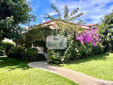 Foto Villa bifamiliare a Forte dei Marmi Vittoria Apuana di 154 m²