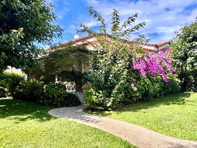 Foto Villa bifamiliare a Forte dei Marmi Vittoria Apuana di 154 m²