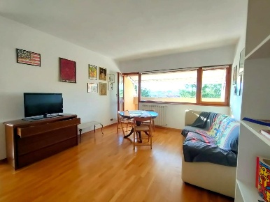 Foto Appartamento a Massa Marina di Massa Centro di 101 m² con 4 locali
