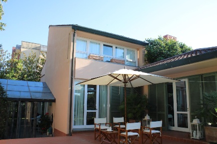 Foto Villa unifamiliare a Ponsacco di 350 m² con 9 locali in vendita