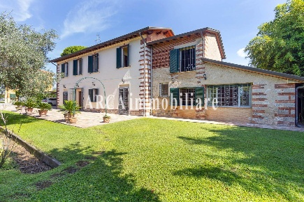 Foto Casale a Pietrasanta di 230 m² con 9 locali in vendita