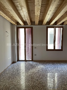 Foto Appartamento in Via Corradini, Thiene Centro di 100 m² con 3 locali