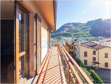 Foto Appartamento in via chiari, Valmadrera di 90 m² con 3 locali