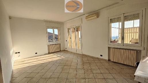 Foto Appartamento in Via Giuseppe Parini, Casatenovo Centro di 99 m²
