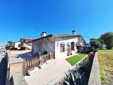 Foto Villa bifamiliare in via della repubblica, Pincara di 229 m²