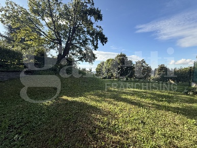 Foto Appartamento in Via Parini snc, Erba Centro di 139 m² con 3 locali