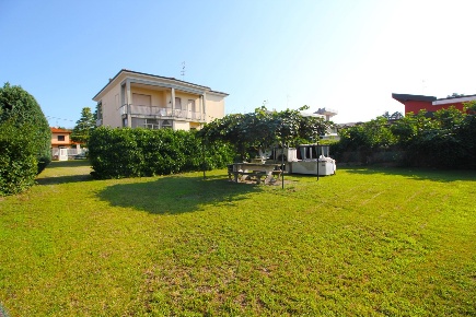 Foto Villa singola in Via Arno 11, Gorla Minore di 410 m² con 6 locali
