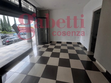 Foto Magazzino in Via Cosenza via Scopelliti 54, Cosenza di 36 m²