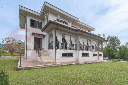 Foto Casa indipendente in Via San Lorenzo, Cassino di 338 m² con 8 locali