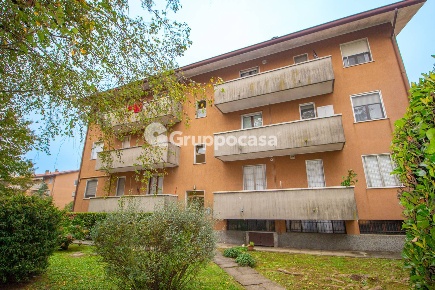 Foto Appartamento in Via P. Nenni, Magenta Centro di 102 m² con 3 locali