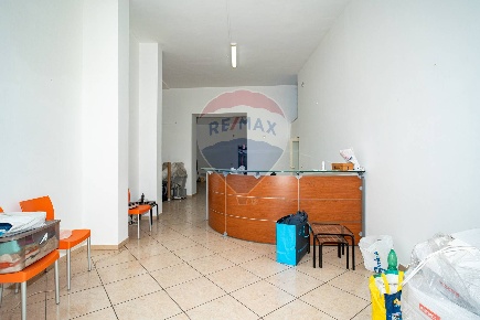 Foto Negozio in via circumvallazione, Paternò di 81 m² con 2 locali