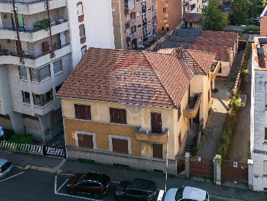 Foto Casa indipendente in via mameli, Busto Arsizio Frati di 800 m²