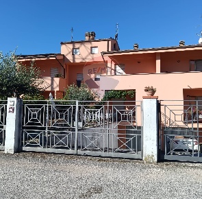 Foto Villa a schiera in VIA PARIGI, Foligno Sant'Eraclio, Case Vecchie