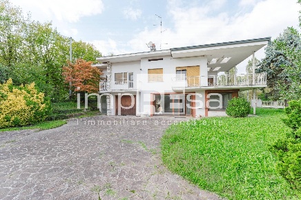 Foto Villa unifamiliare in via casteletto, Follina Pedeguarda di 277 m²