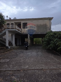 Foto Villa singola in via vincenzo bellini, Bronte di 253 m² con 9 locali