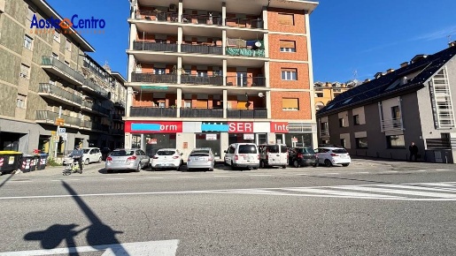 Foto Locale commerciale in Via Giorgio Carrel, Aosta Centro di 210 m²