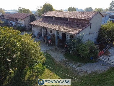 Foto Rustico a Cazzago San Martino Pedrocchetta di 420 m² con 6 locali