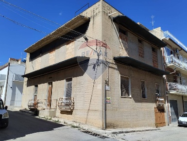 Foto Case semi ndipendenti in via Orfanotrofio Leggio, Rosolini di 300 m²