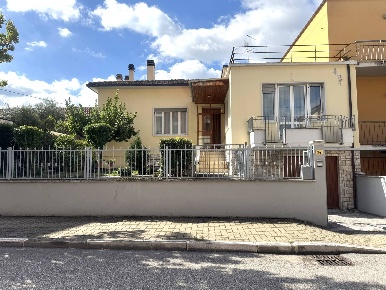 Foto Case semi ndipendenti in VIA MONTI, Fabriano Centro di 120 m²