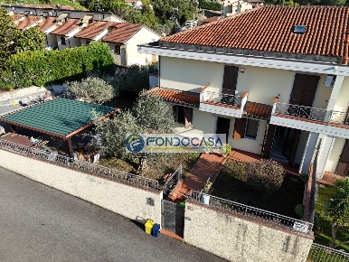 Foto Villa bifamiliare in via bonascola, Carrara di 160 m² con 7 locali