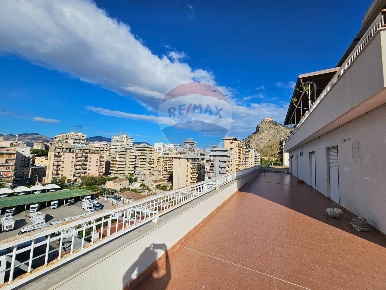Foto Appartamento in Aloisio Juvara, Palermo Montepellegrino di 146 m²