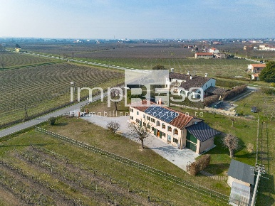 Foto Rustico in Via Fossadelle di Sopra, Ponte di Piave di 435 m²